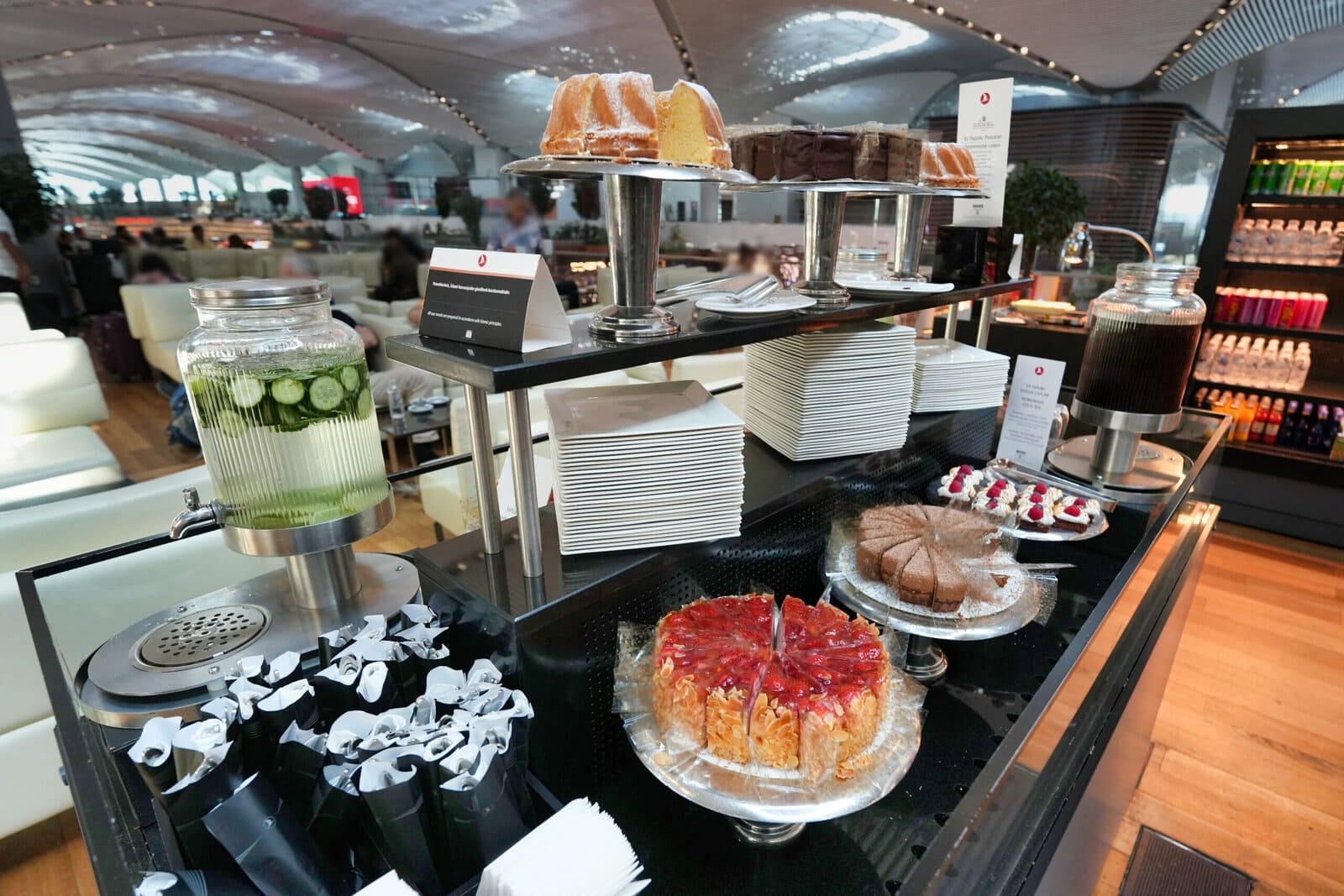 ターキッシュエアラインズビジネスラウンジで提供されるDEMELのケーキ