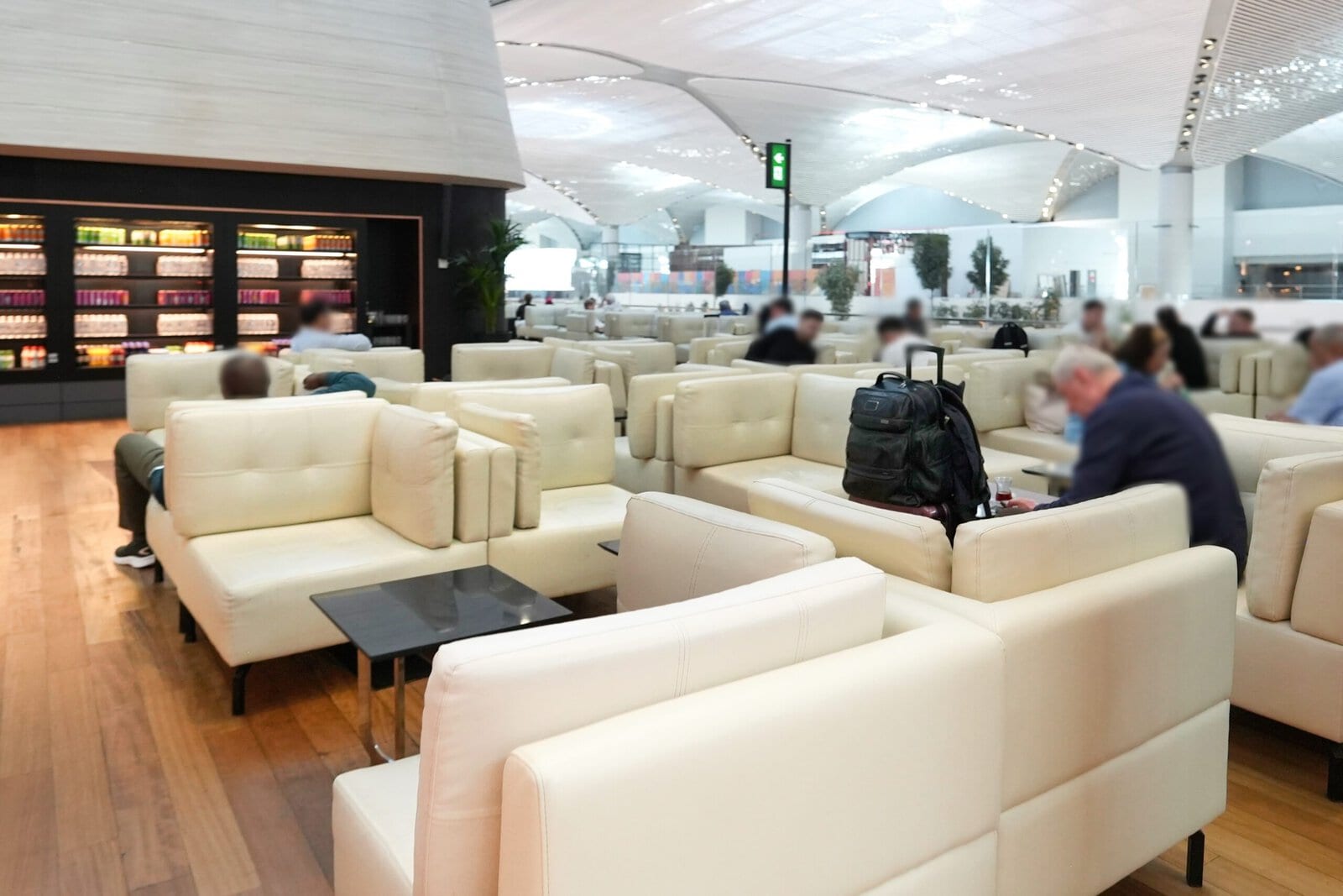 Turkish Airlines Lounge Businessの白いソファ席