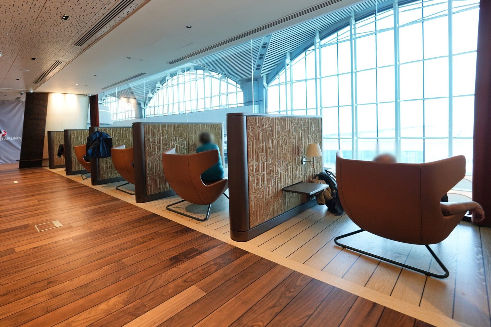 パーティションで区切られたTurkish Airlines Lounge Businessの一人席