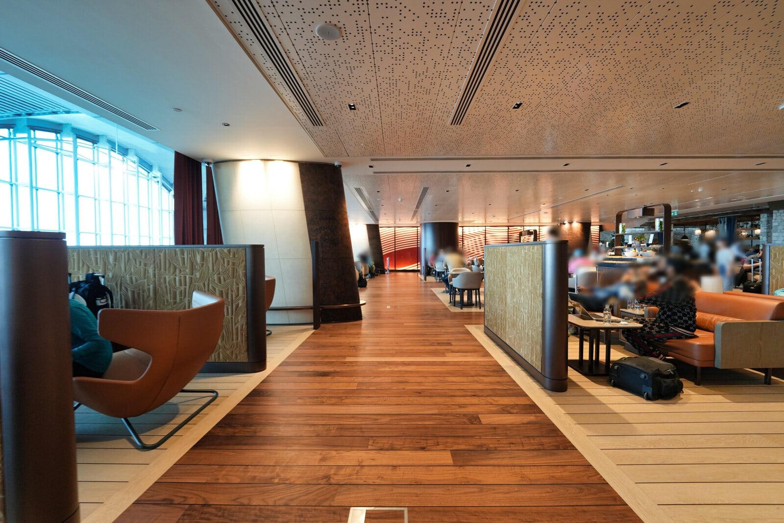 Turkish Airlines Lounge Businessのオレンジ色のソファ席