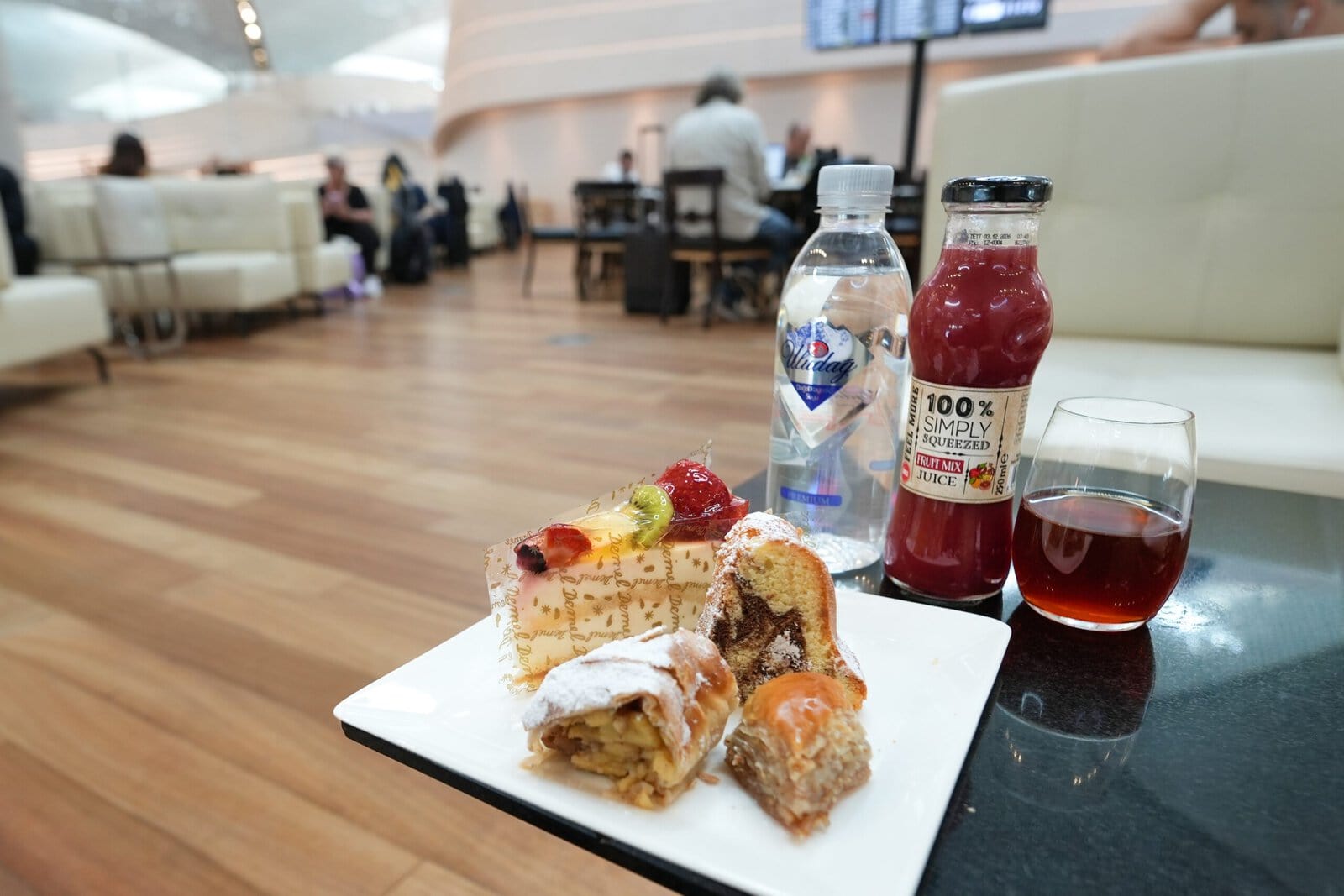 DEMELのケーキとトルコ菓子を盛り合わせたデザートプレート