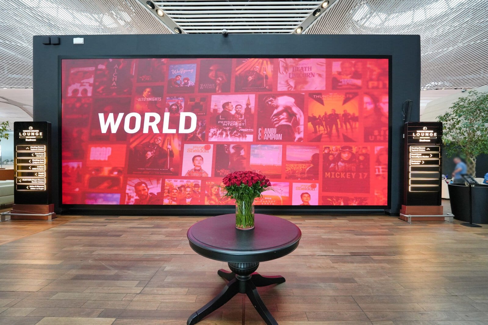 Turkish Airlines Lounge Business入口正面のウェルカムスクリーン