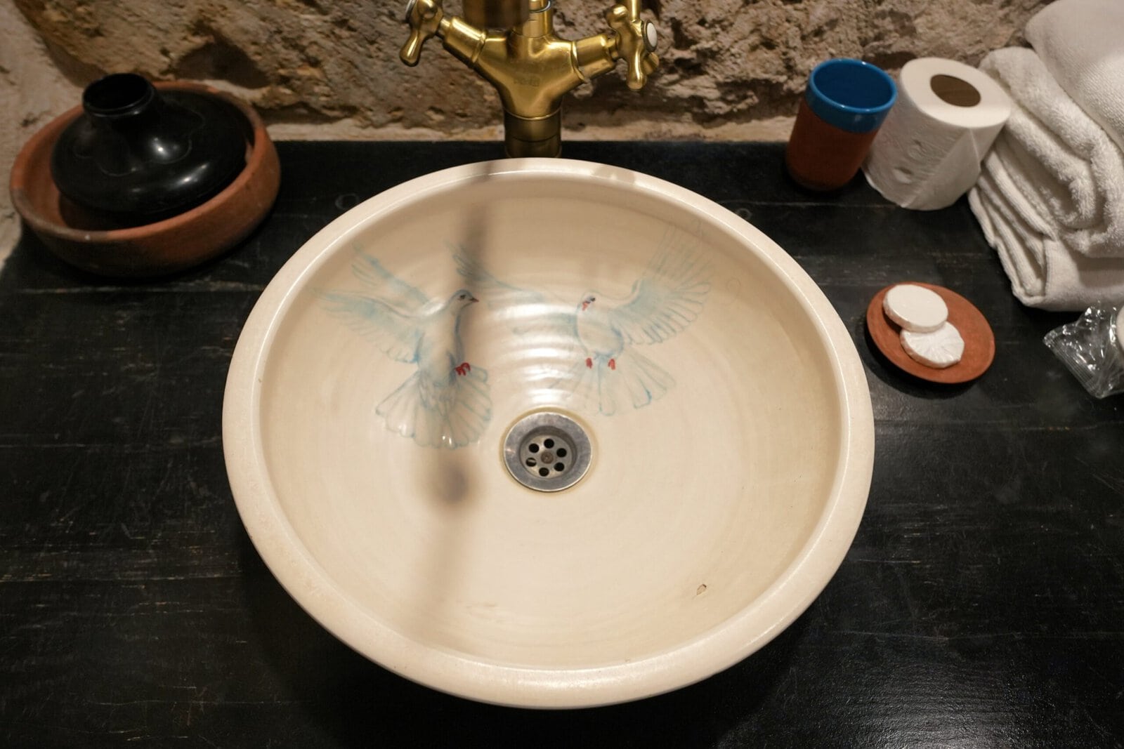 Arinna Cappadociaの鳥が描かれた洗面ボウル