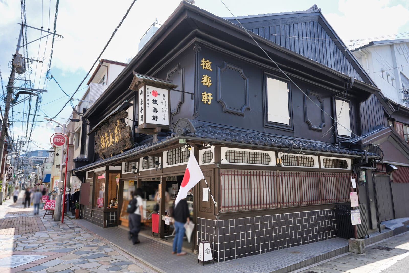 10時半ごろの岩永梅寿軒の店頭