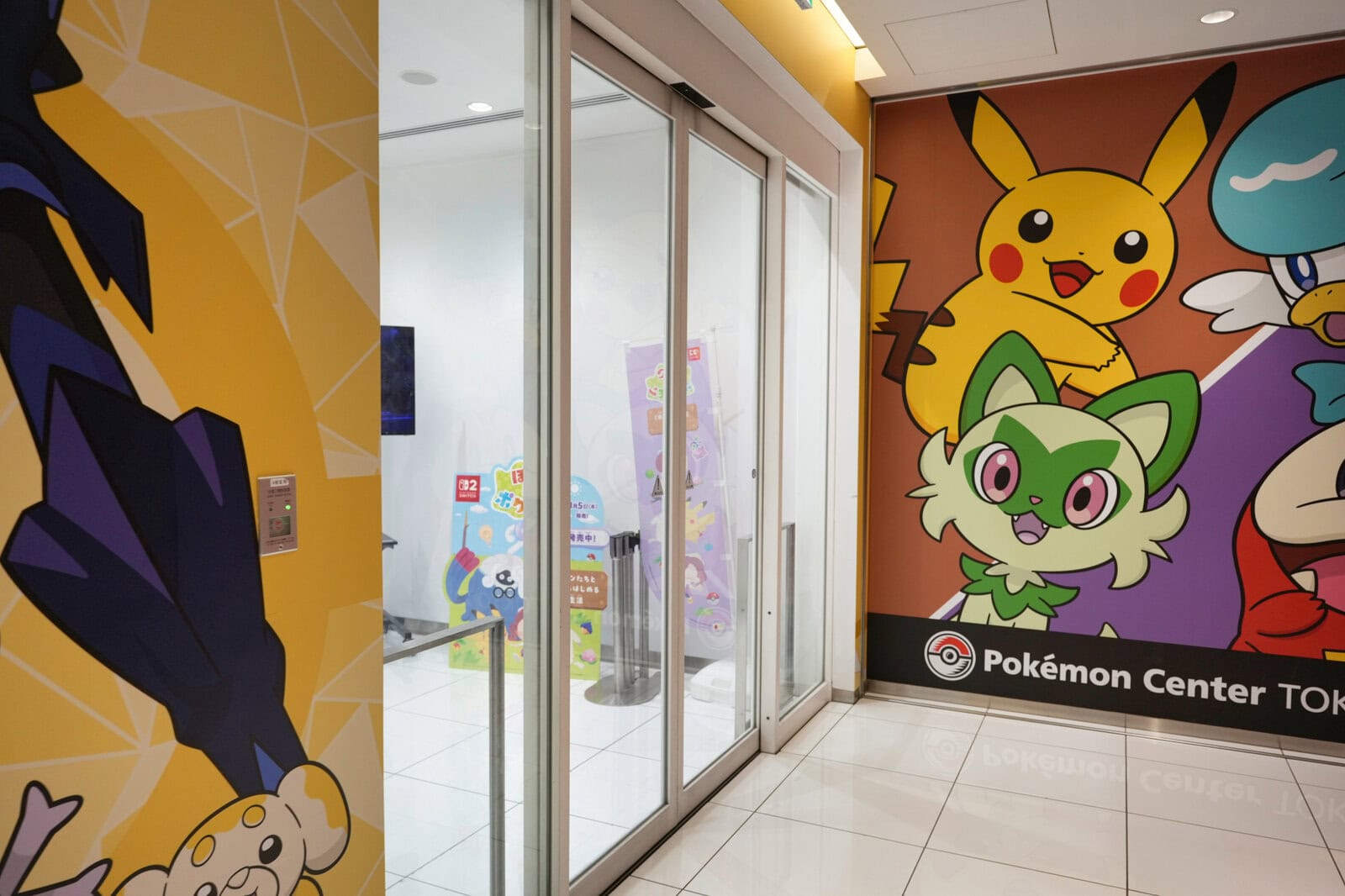 エレベーターホールからポケモンセンターへのドア