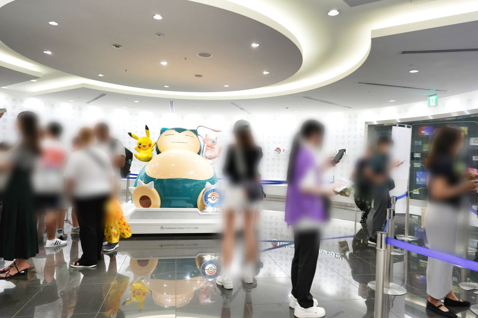 5階連絡通路からポケモンセンタートウキョーDXへ入るドア