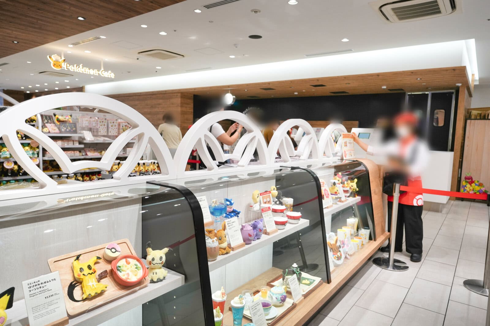 ポケモンカフェ東京入口に並ぶ料理とドリンクのサンプル