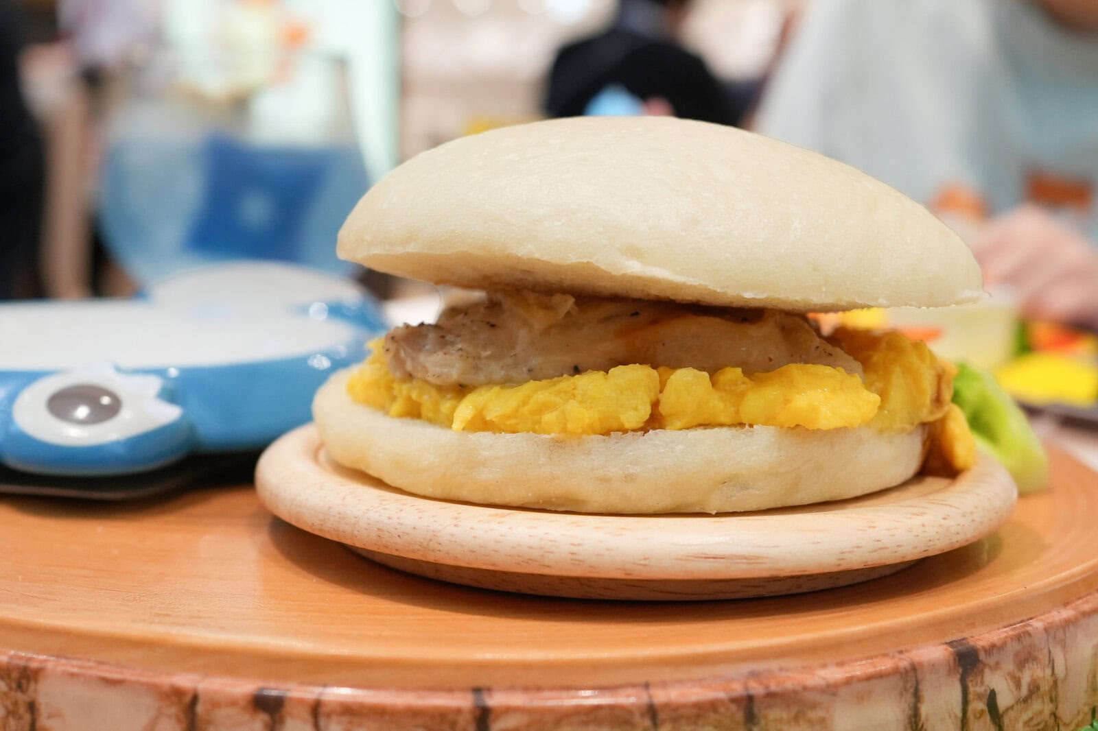 スクランブルエッグとてりやきチキンを挟んだカビゴンのバーガー