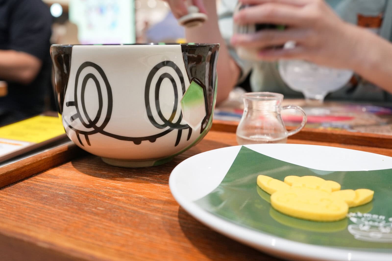 ヤバソチャの器に入った抹茶ラテとピカチュウのクッキー