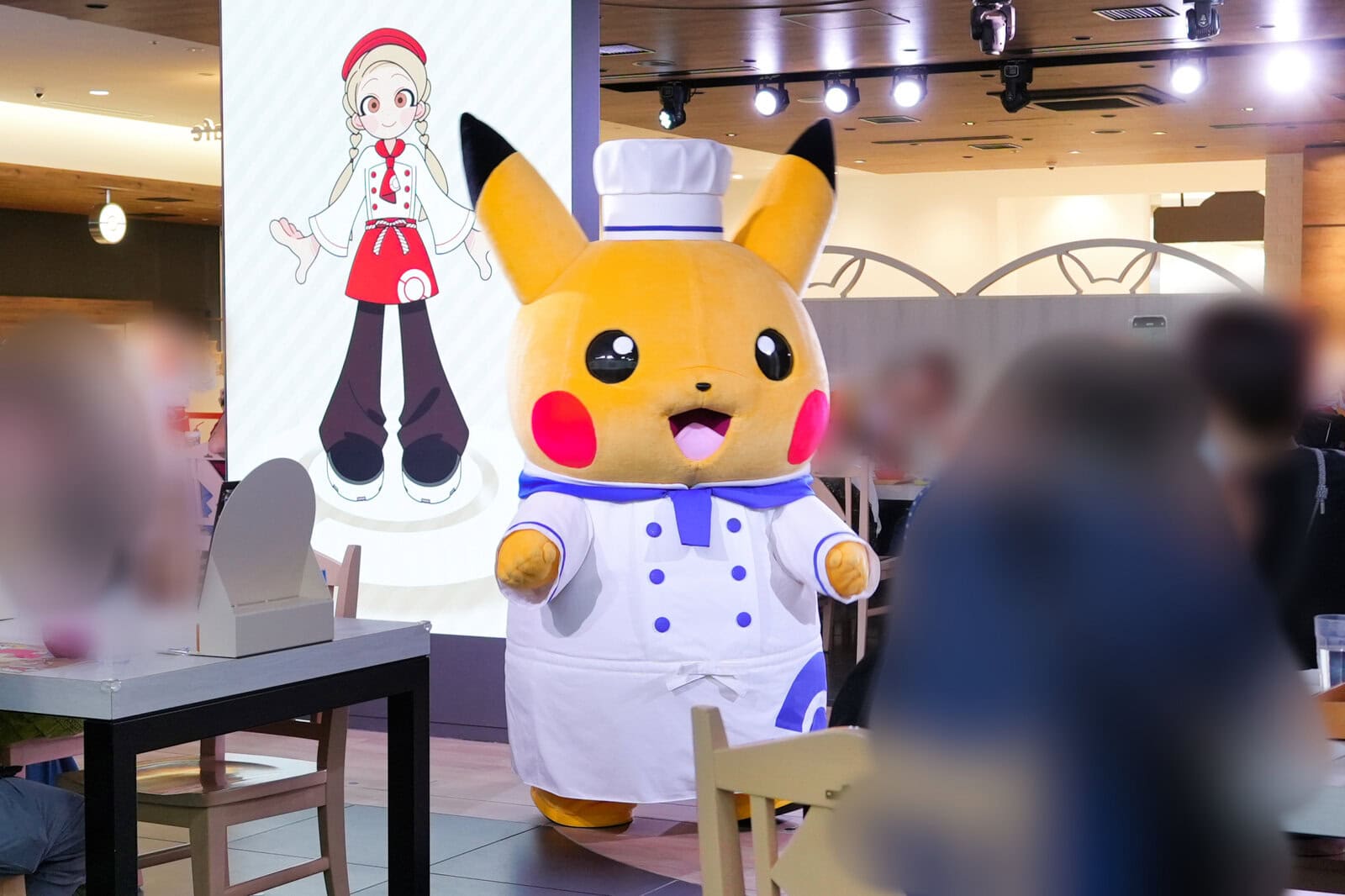 スクリーンの前で踊るピカチュウシェフ