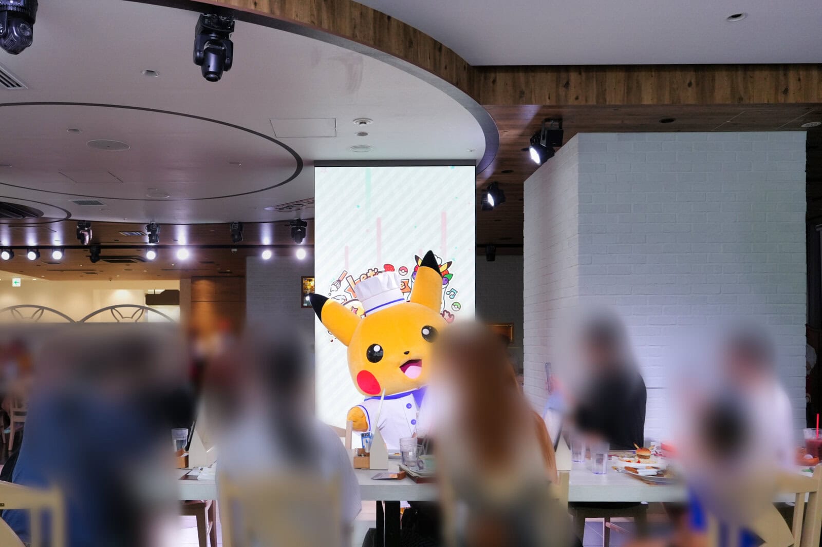 みずタイプ列とくさタイプ列の間で踊るピカチュウシェフ