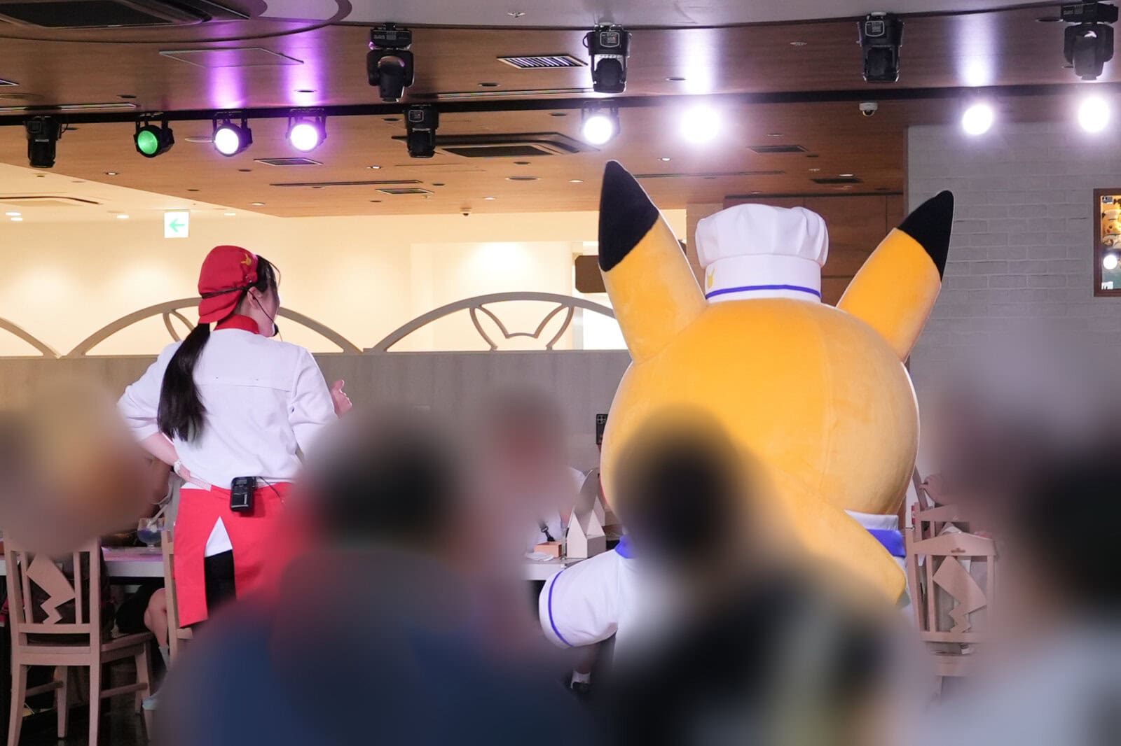 反対側の客席に向かって踊るピカチュウシェフ