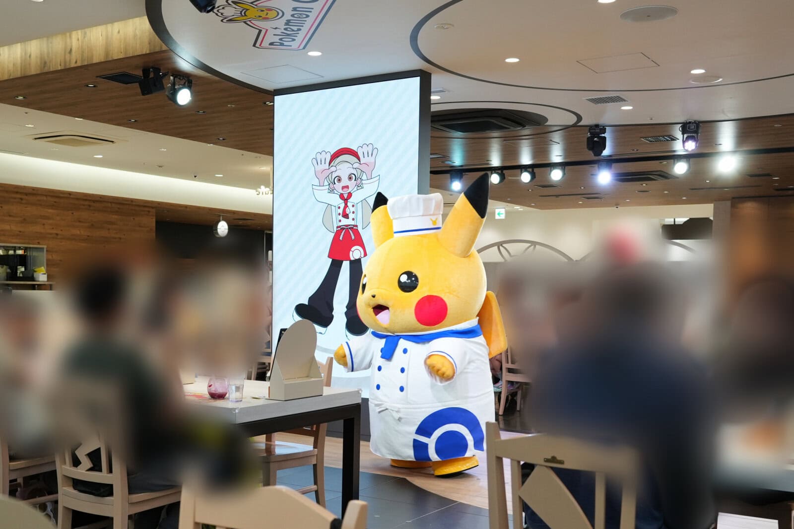 ショーの最後に客席へ挨拶するピカチュウシェフ