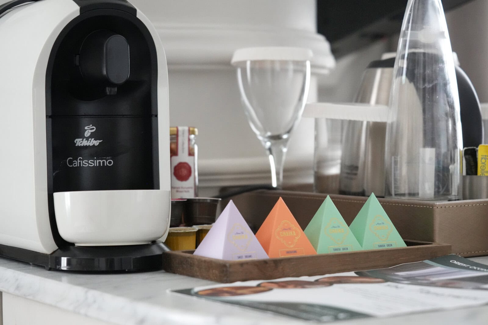 オリエントバンク・ホテルのコーヒーマシンと紅茶