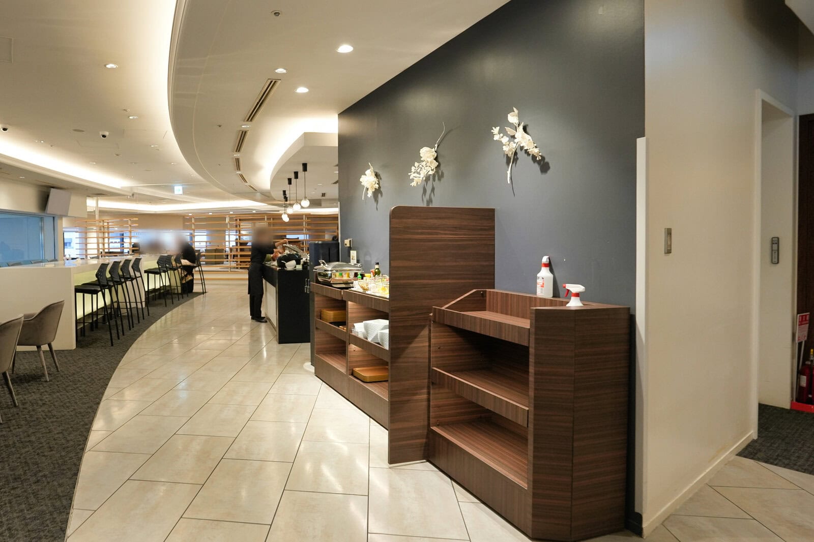 NARITA PREMIER LOUNGEのバッフェカウンターとダイニングの全景