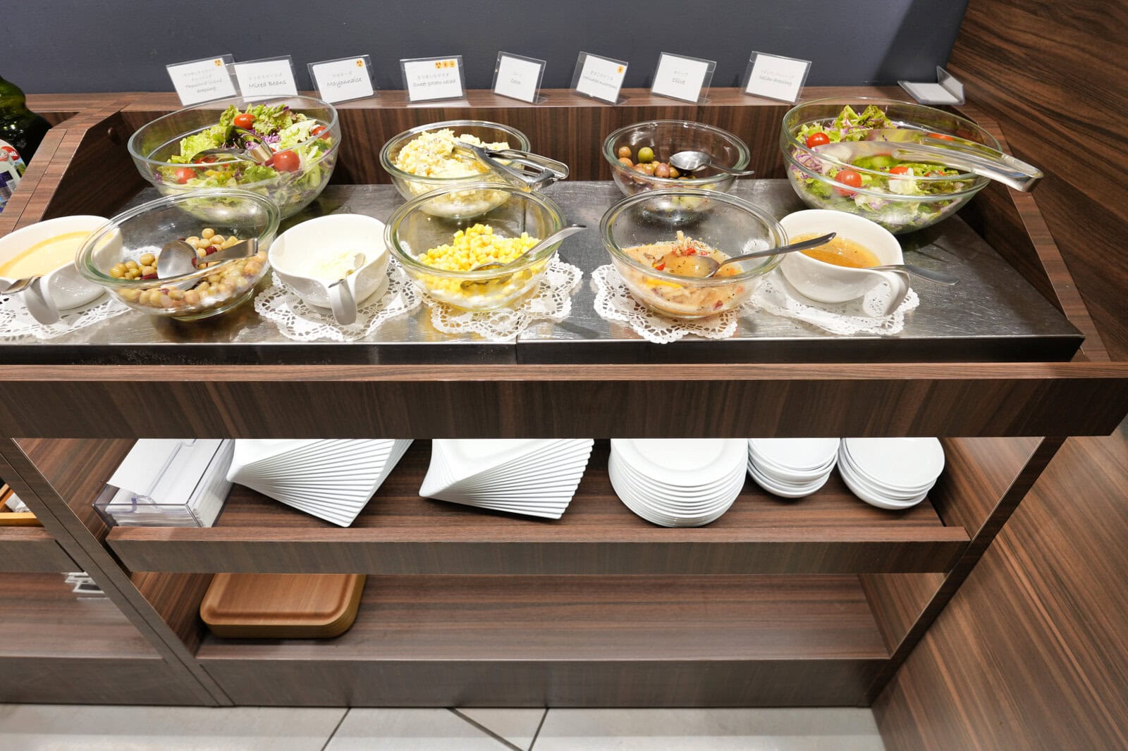 NARITA PREMIER LOUNGEのサラダバーと各種ドレッシング