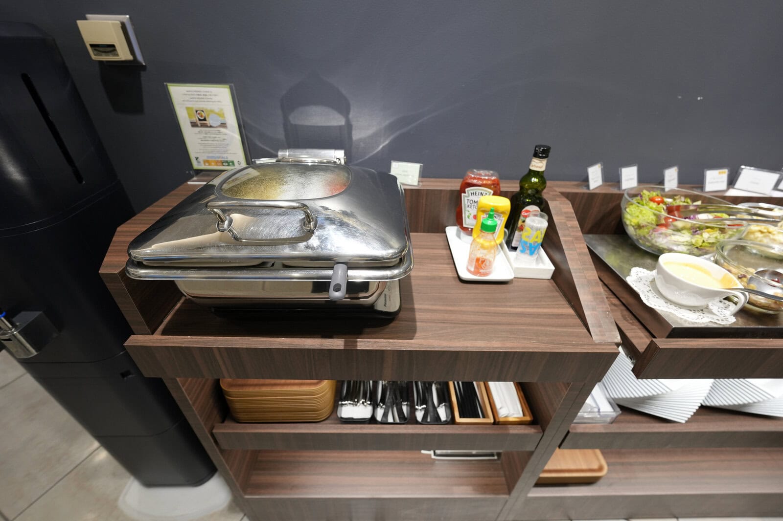 NARITA PREMIER LOUNGEの温菜コーナーとサラダのカウンター