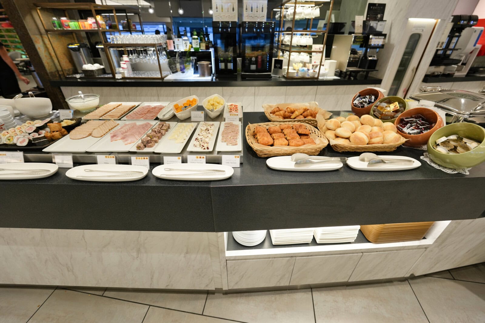 NARITA PREMIER LOUNGEの巻き寿司、ハム、チーズ、クロワッサンなどの料理