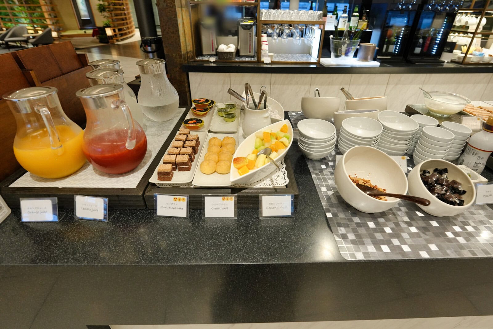 NARITA PREMIER LOUNGEのケーキ、シュークリーム、カットフルーツとジュース