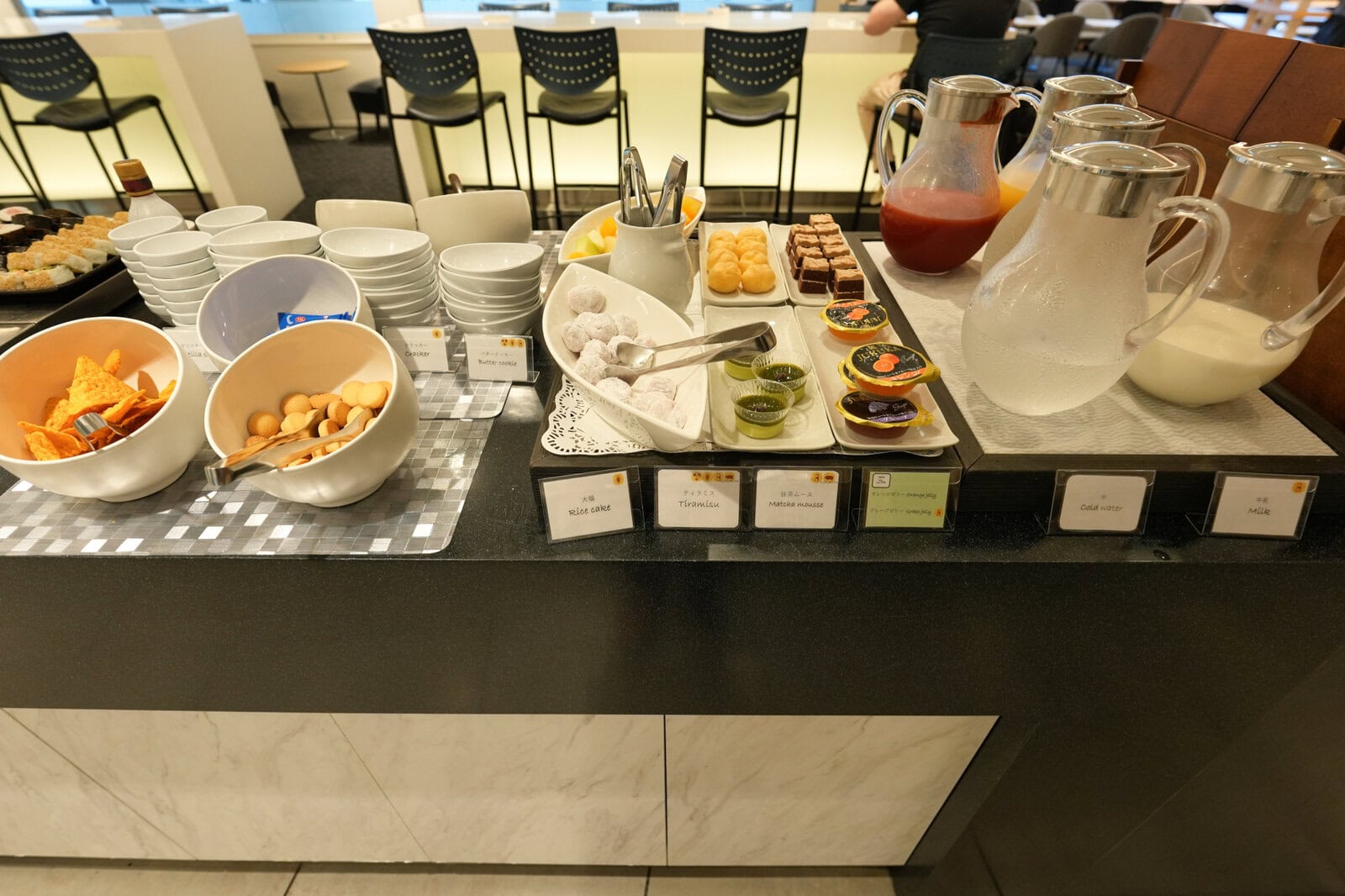 NARITA PREMIER LOUNGEの大福、ティラミス、抹茶ムース、クッキーなど