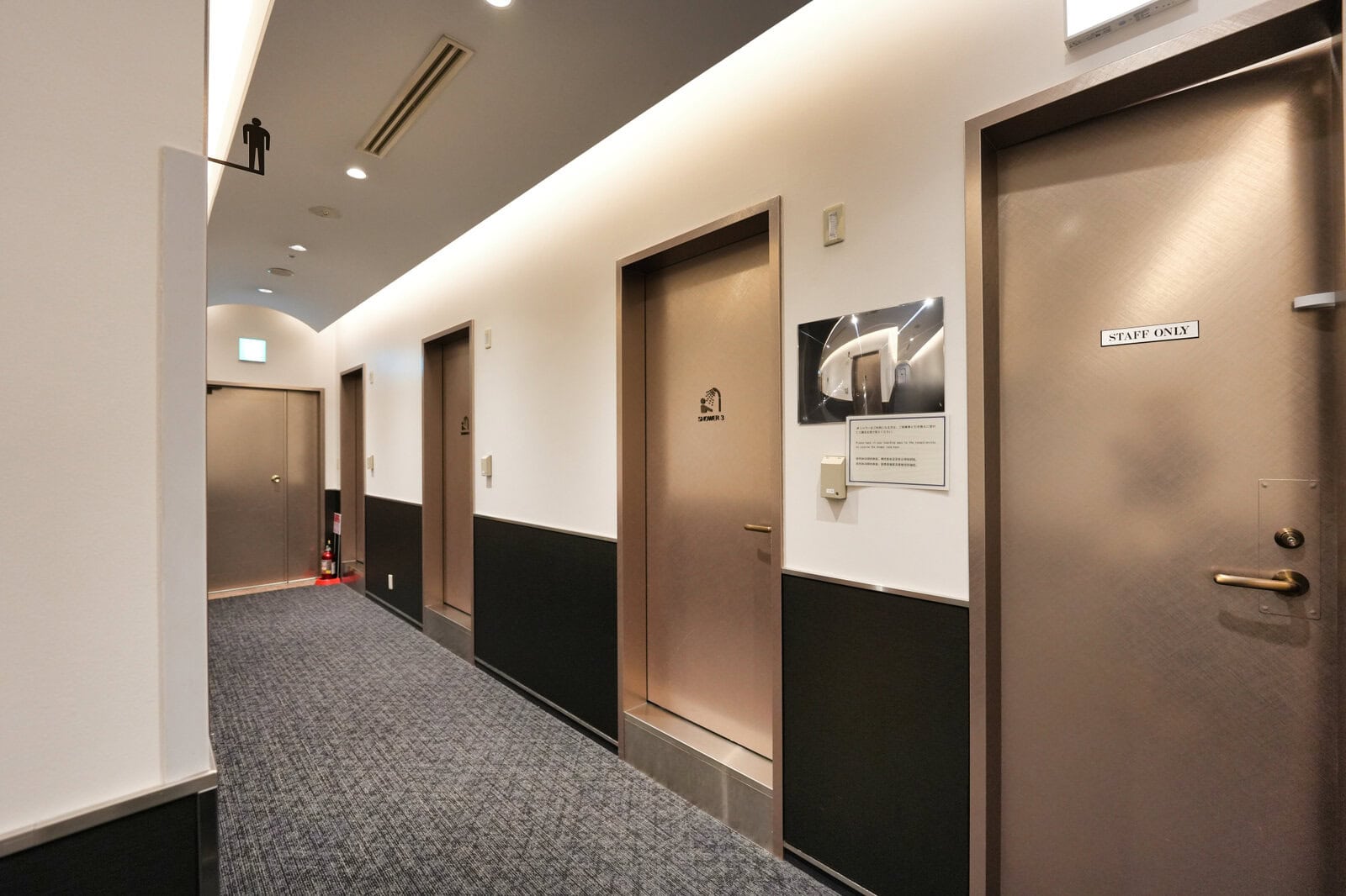 NARITA PREMIER LOUNGEの個別シャワールームが並ぶ通路
