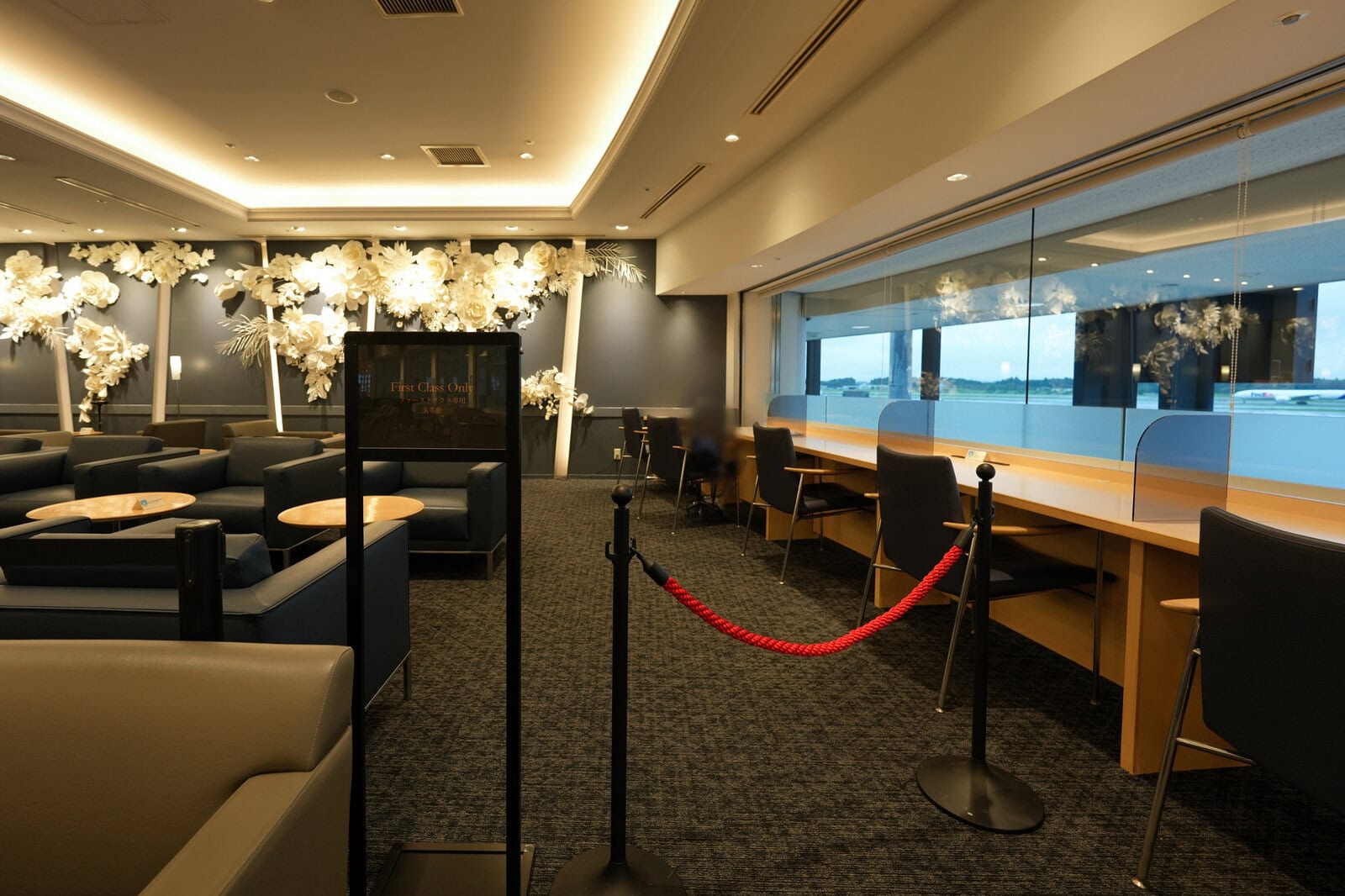 ロープで区切られたNARITA PREMIER LOUNGE奥のファーストクラス専用エリア