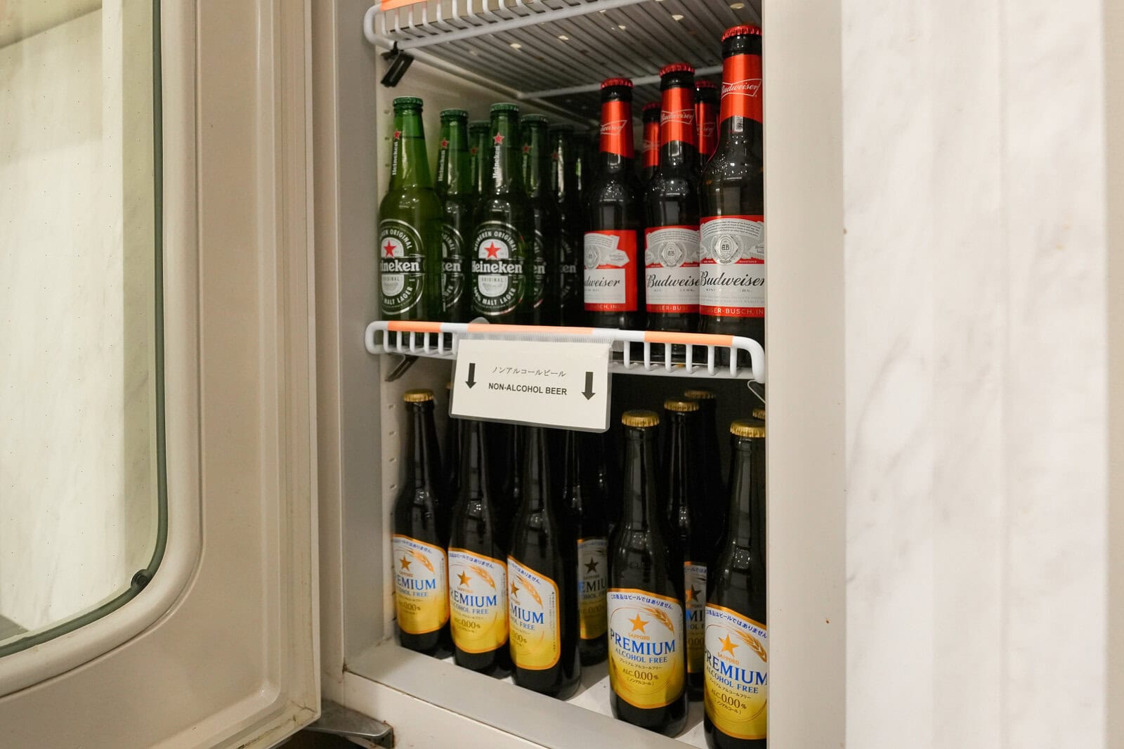 NARITA PREMIER LOUNGEで提供されていた瓶ビールとノンアルコールビール