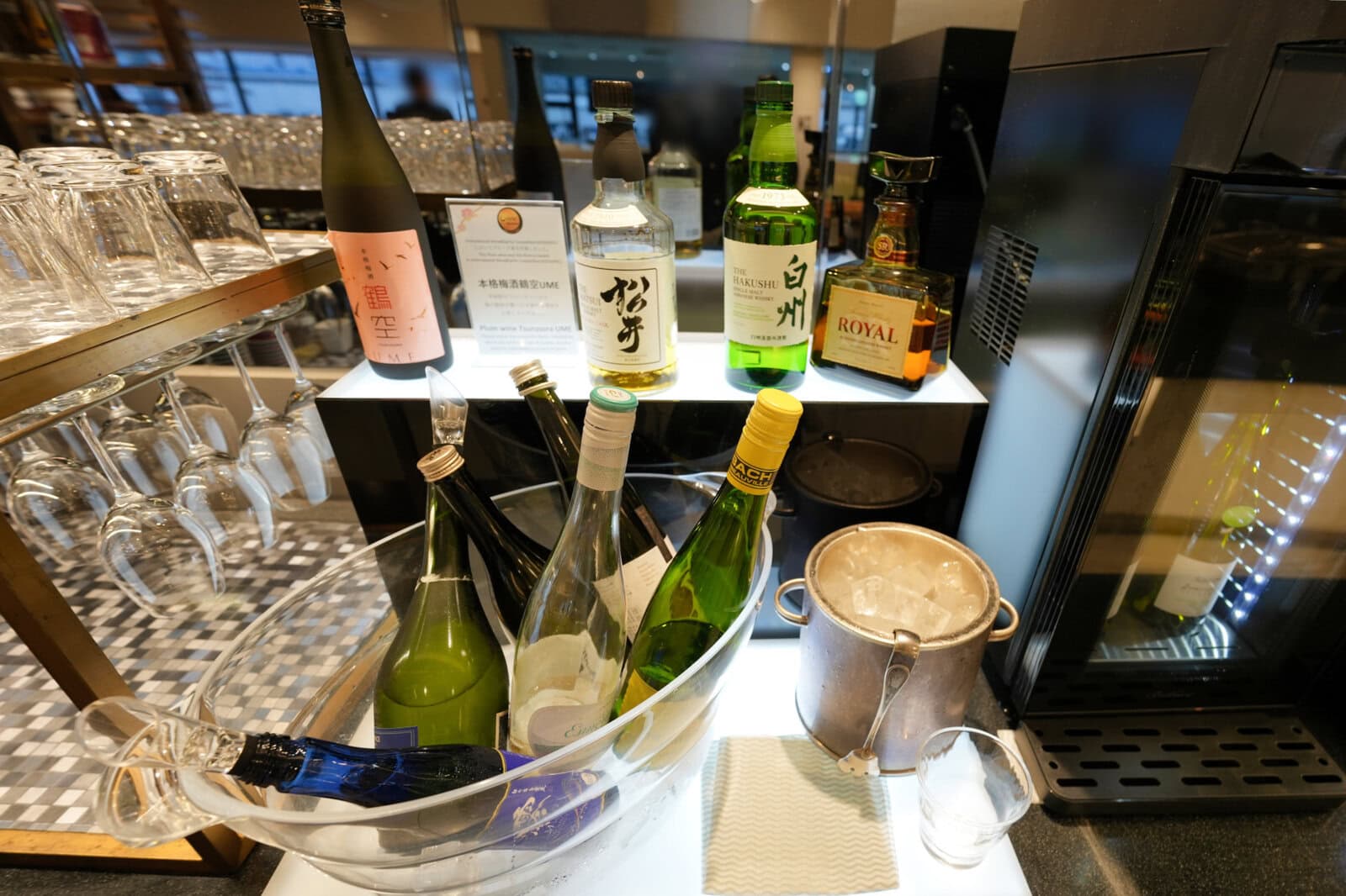 NARITA PREMIER LOUNGEの白州、サントリーローヤル、松井、日本酒などのお酒