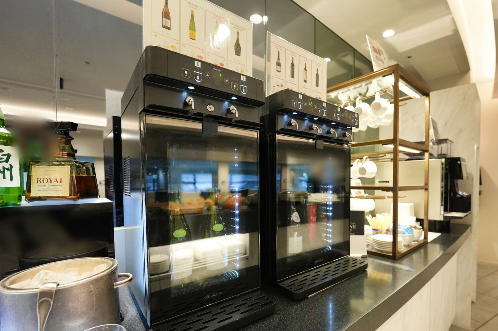 NARITA PREMIER LOUNGEのグラスワイン用ディスペンサー