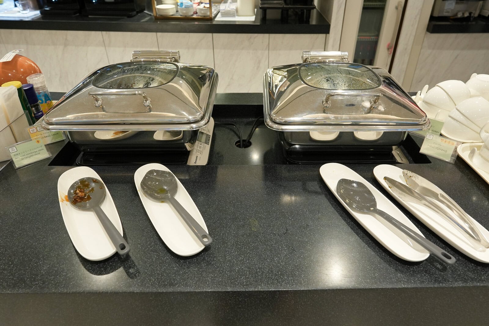 NARITA PREMIER LOUNGEで温かい料理を提供するフードウォーマー