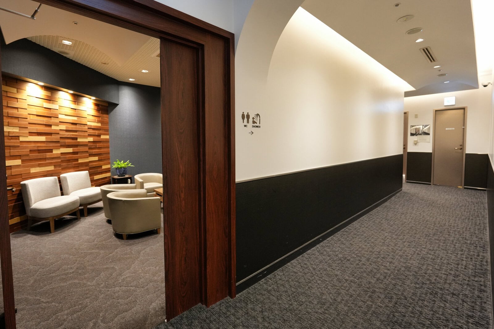 NARITA PREMIER LOUNGEの化粧室付近に設けられた個室風の休憩スペース