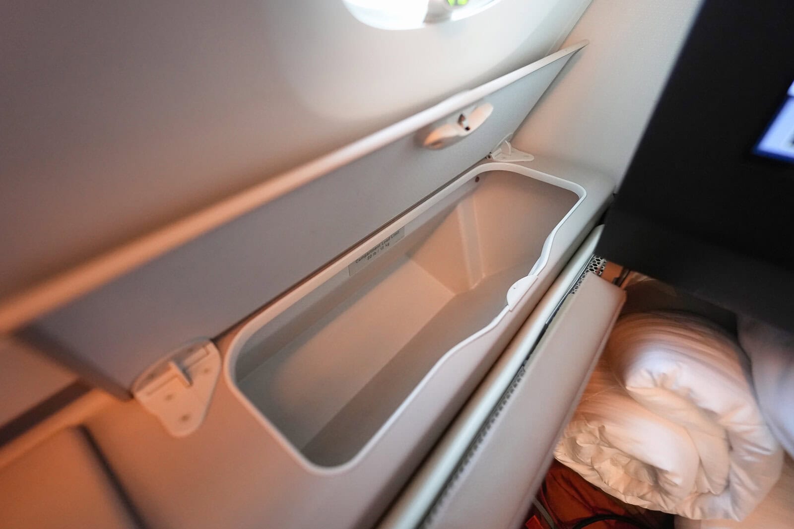 エティハド航空A380ビジネスクラス・窓側の収納