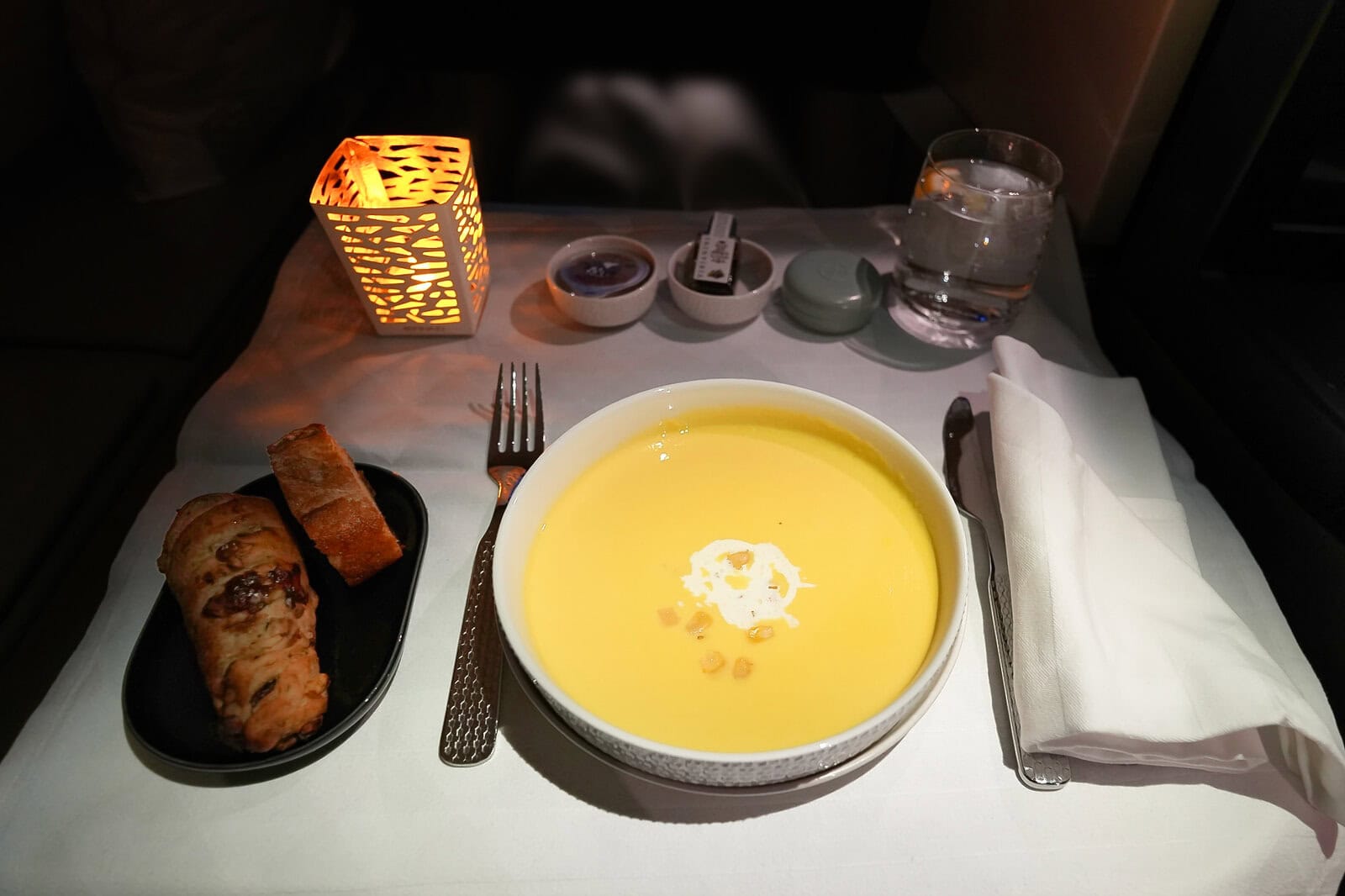 エティハド航空ビジネスクラス機内食のローストコーンスープ