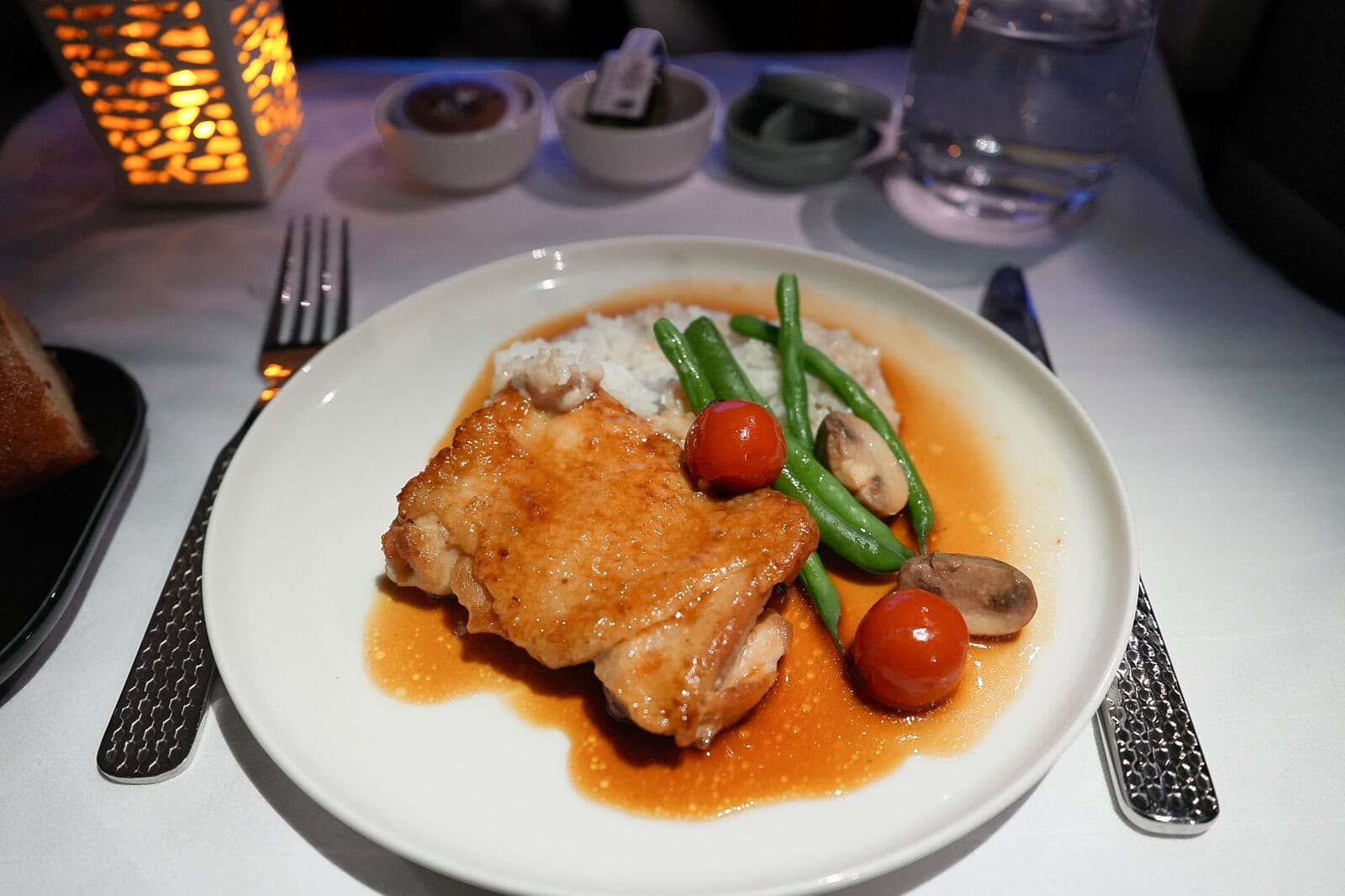 エティハド航空ビジネスクラス機内食の鶏もも肉のグレーズ