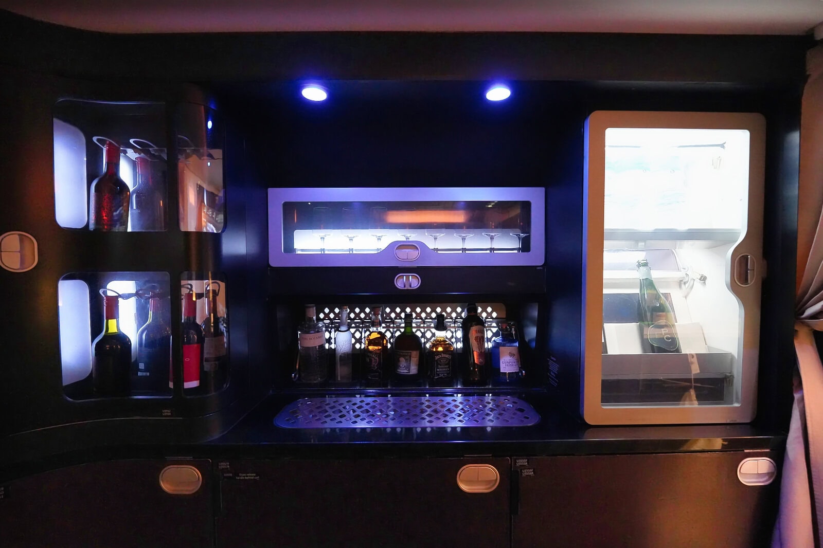 エティハド航空A380ビジネスクラス・The Lobbyのバーカウンター