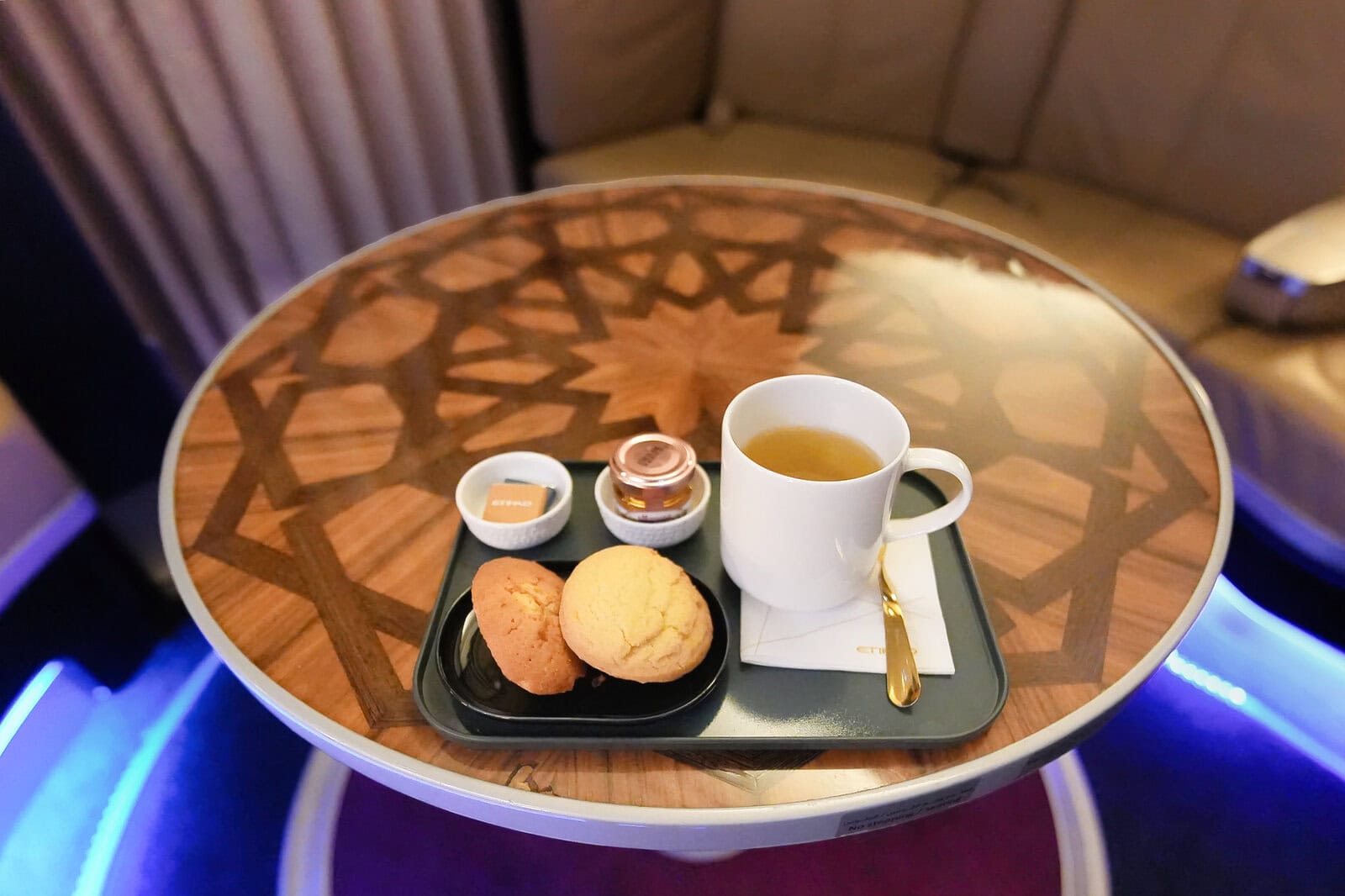 エティハド航空A380 The Lobbyでいただいたハーブティーと焼き菓子