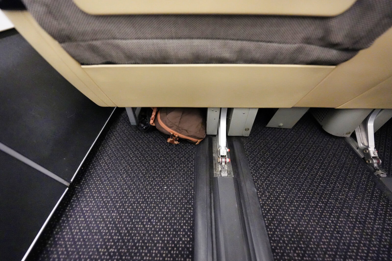 エティハド航空EY769便ビジネスクラスの前席下収納スペースと座席の支柱