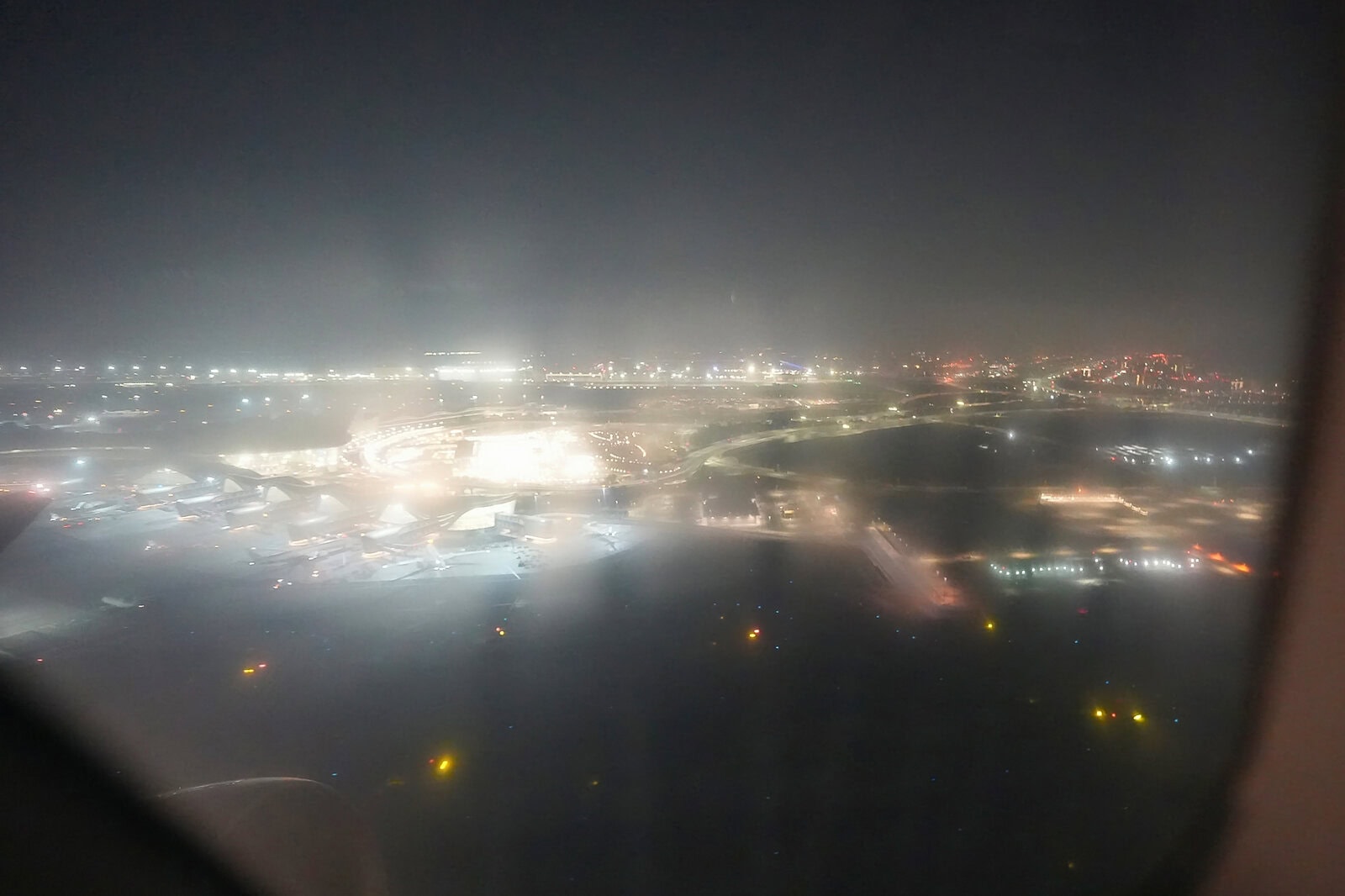 アブダビのザイード国際空港を離陸した機内から見える夜景