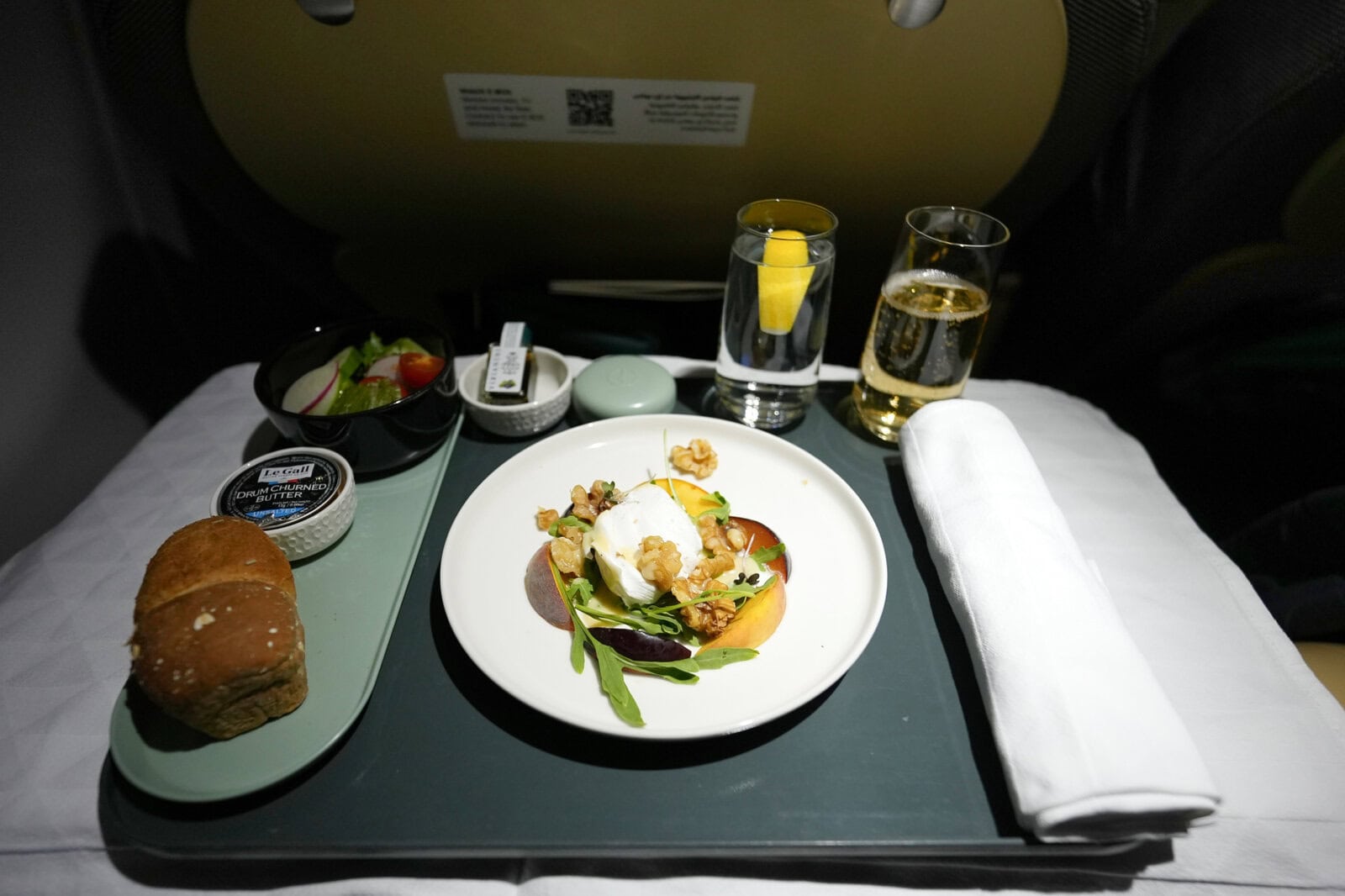 エティハド航空ビジネスクラスの前菜ブッラータチーズと桃・プラム・クルミのサラダ