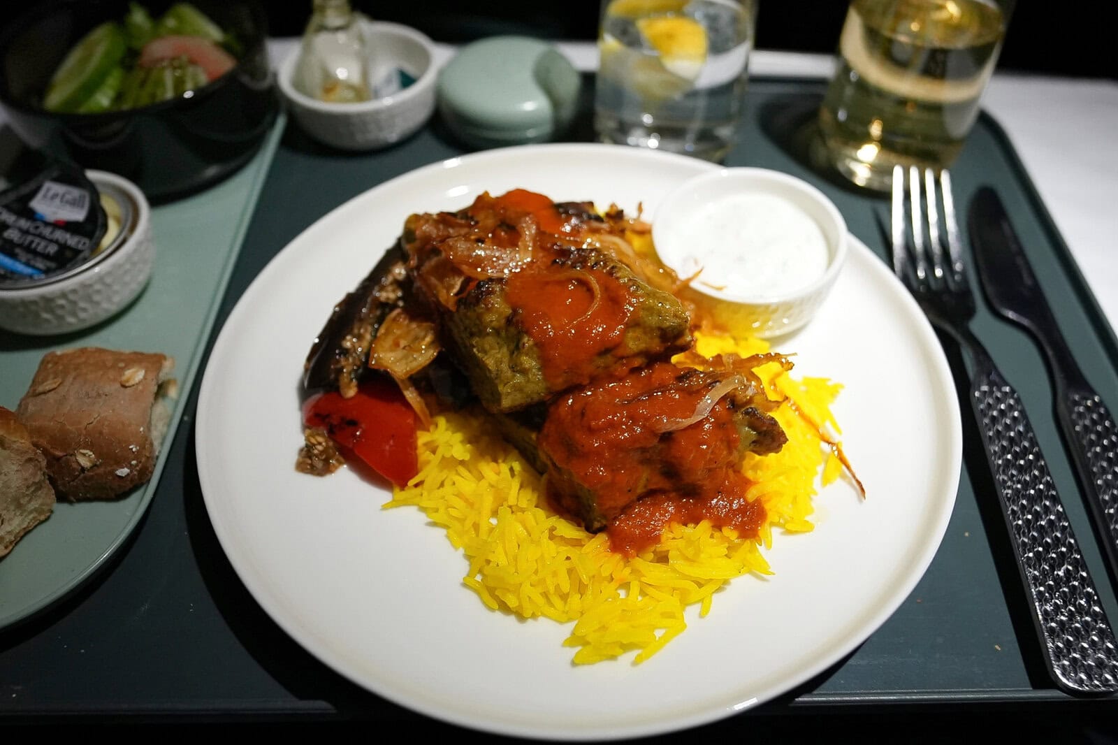 エティハド航空ビジネスクラスのメイン料理チキンコフタの炭火焼きとサフランライス