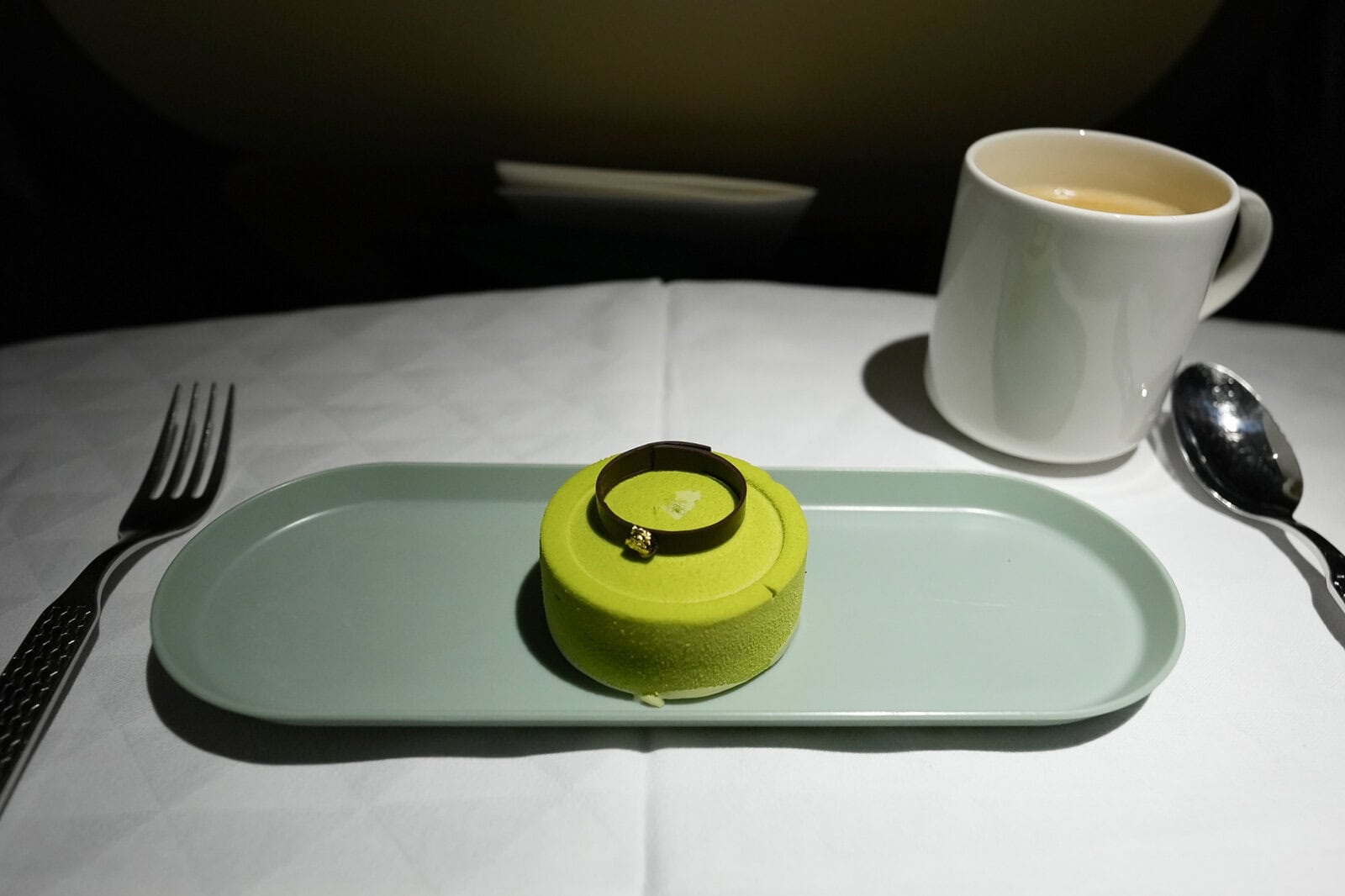 エティハド航空ビジネスクラスのピスタチオクリームのデザートとホットドリンク