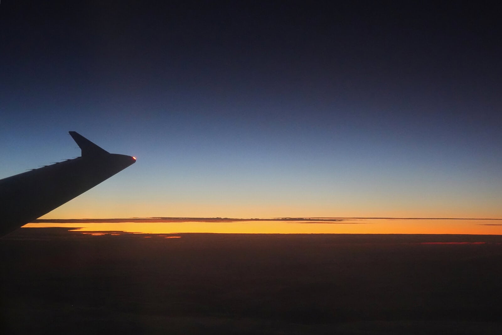 ナイロビへ向かうエティハド航空EY769便の窓から見えた夜明けの空と主翼