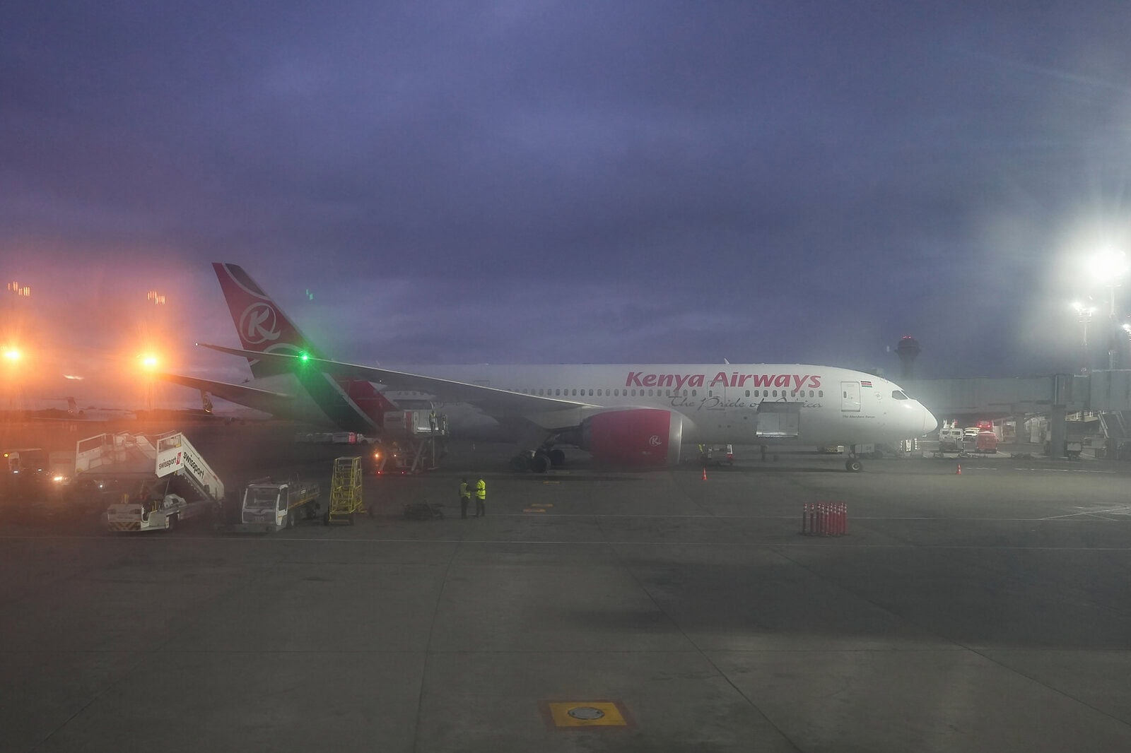 ナイロビのジョモ・ケニヤッタ国際空港に駐機するケニア航空の旅客機