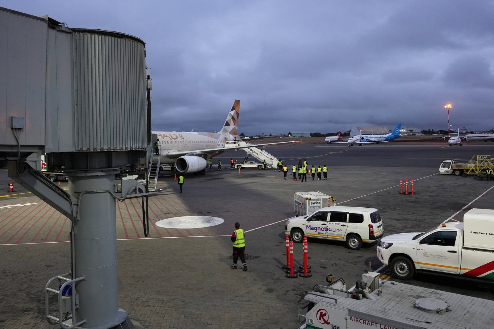 ナイロビ空港のボーディングブリッジとエティハド航空の駐機機材