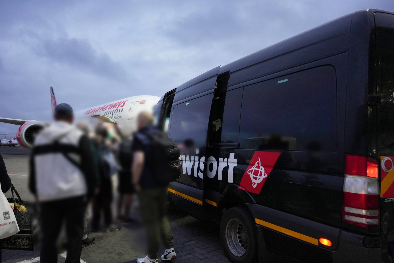 ナイロビ空港のエプロンで乗客が乗り込むSwissportの送迎バン