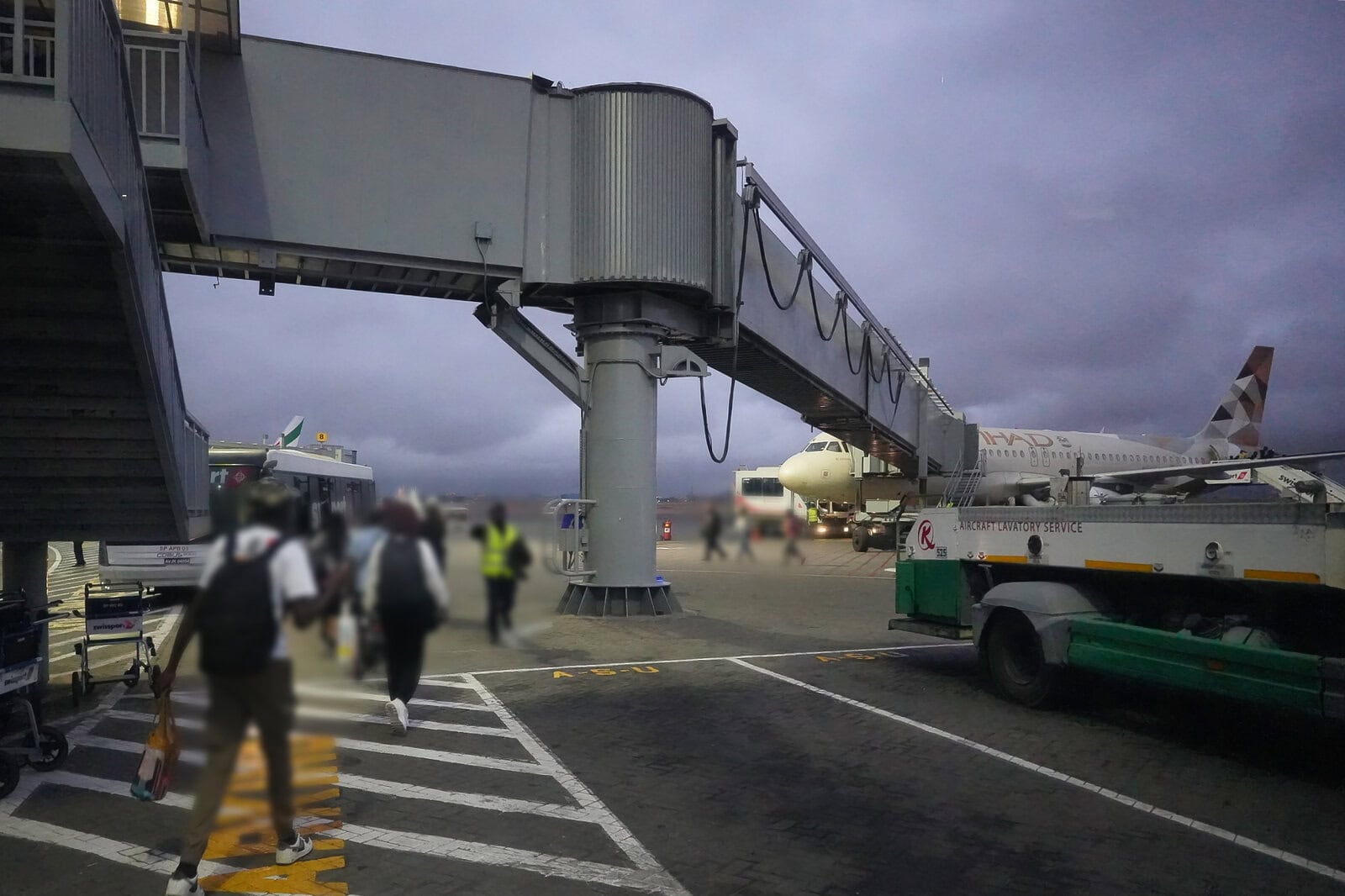 ナイロビ空港のエプロンに設置されたボーディングブリッジの階段と送迎車