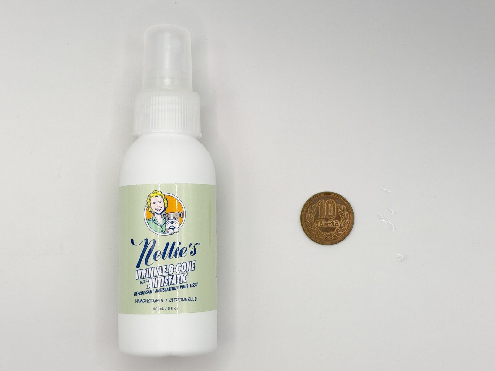 Nellie'sのシワ取りスプレー88mlを10円玉と並べたサイズ比較写真