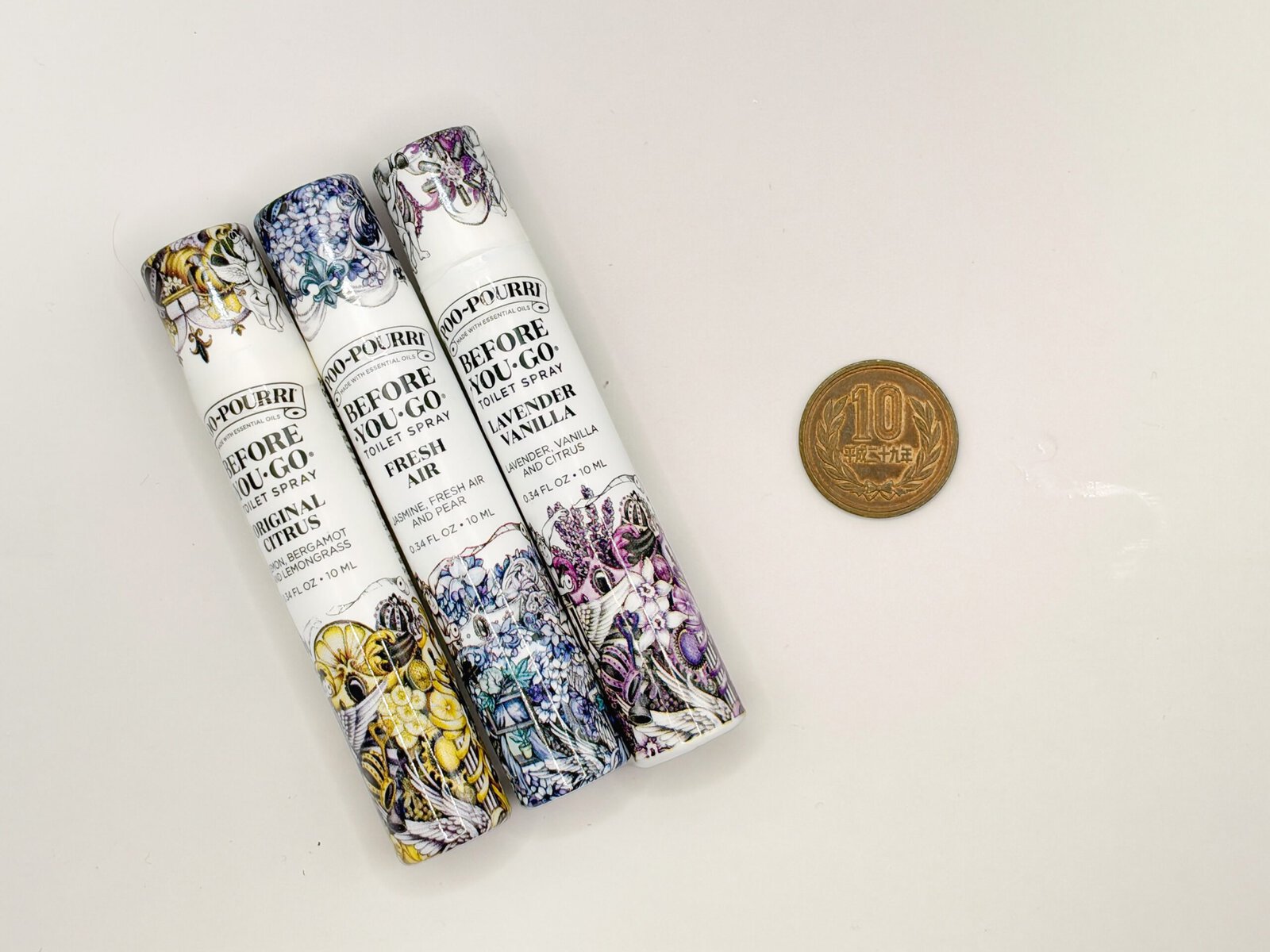Poo-Pourri携帯用トイレスプレー3種類と10円玉を並べたサイズ比較写真