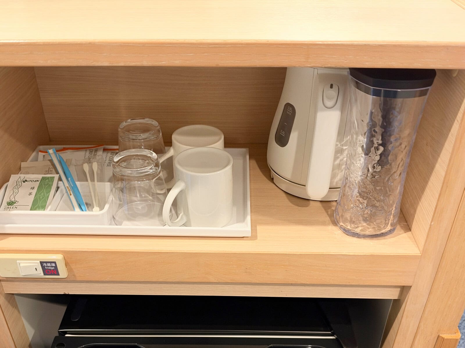 客室に用意された給水用カラフェとカップ類