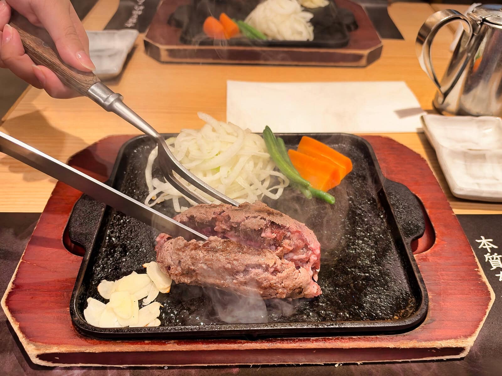 鉄板の上で切り分けて仕上げる平家の郷のハンバーグ